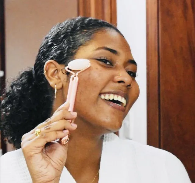 GLOWSAVY® Vibrating Facial Jade Roller Stone